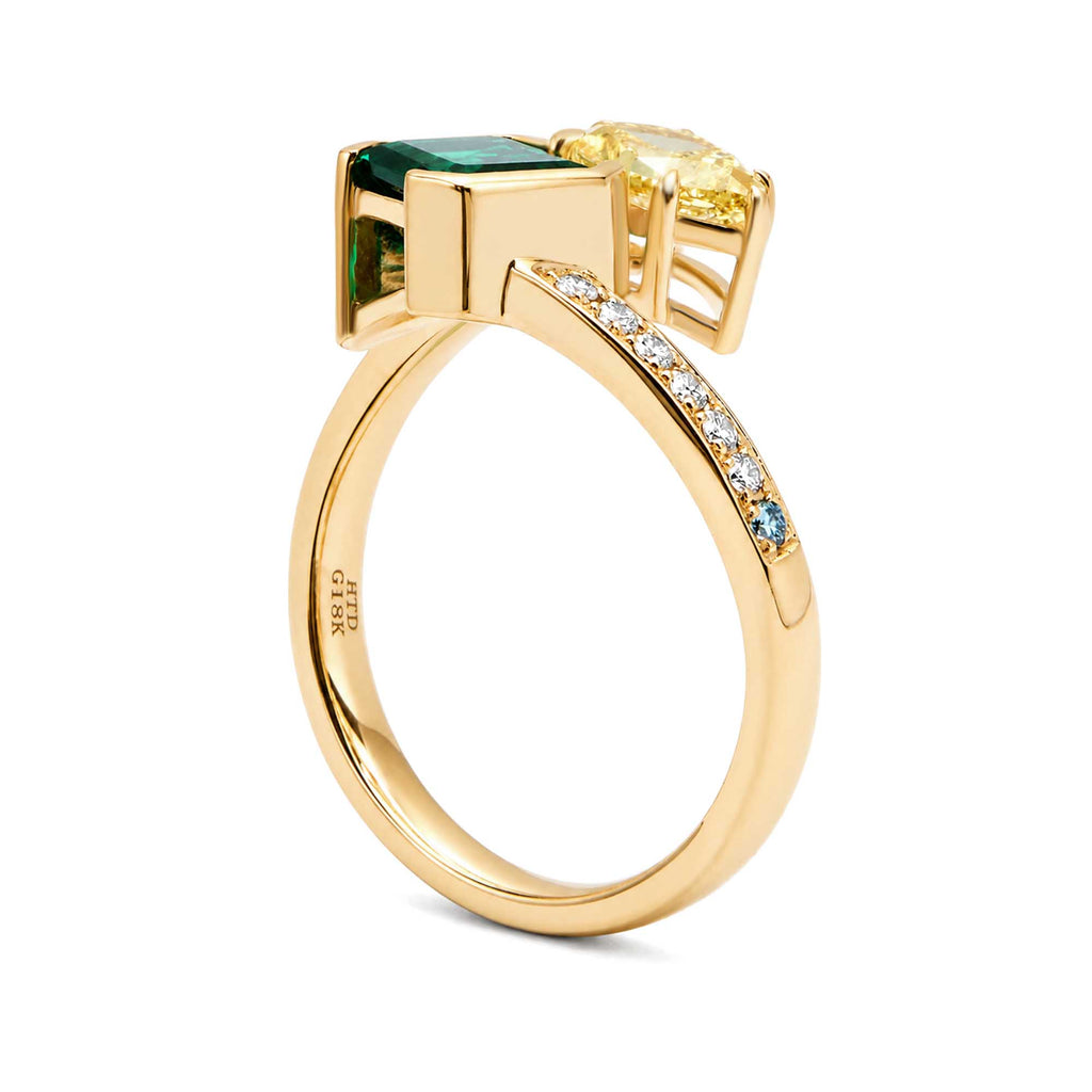 Toi et Moi ring featuring a lab-grown yellow diamond and a lab-grown emerald.