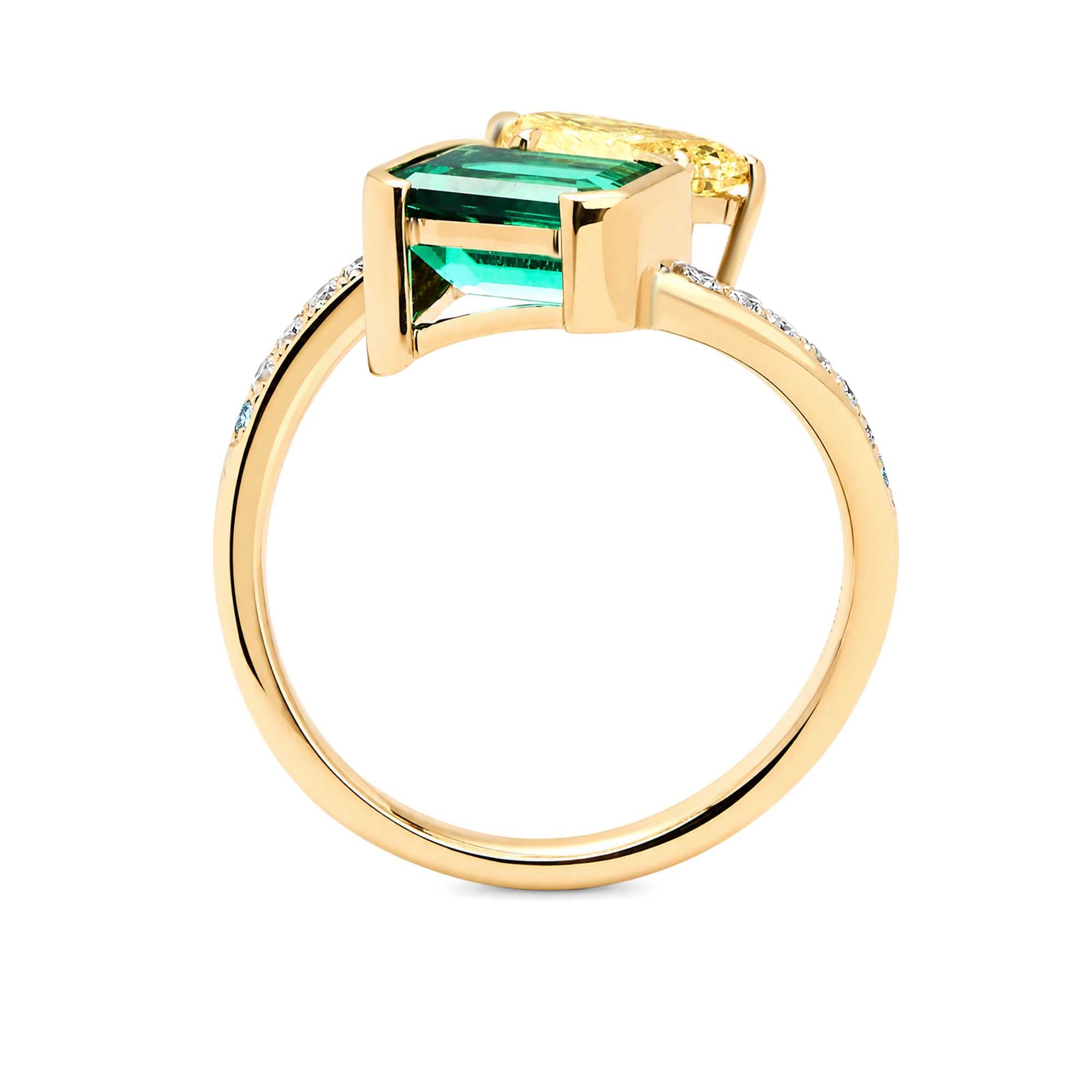 Toi et Moi ring featuring a lab-grown yellow diamond and a lab-grown emerald.