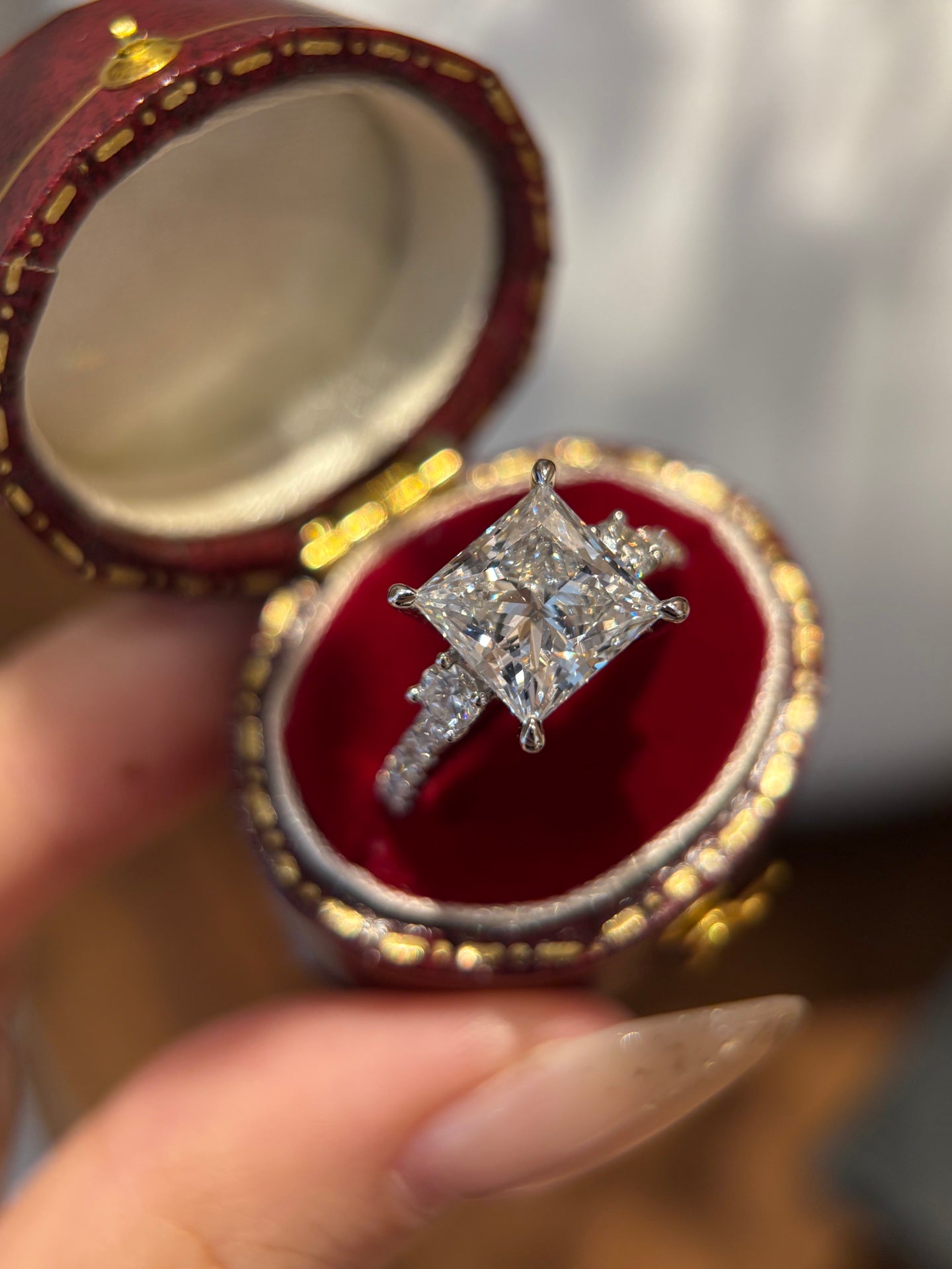 PT950 Lab-Grown Diamond Ring Main Stone D3.04ct Side Stones D0.487ct Total Weight 6.15g