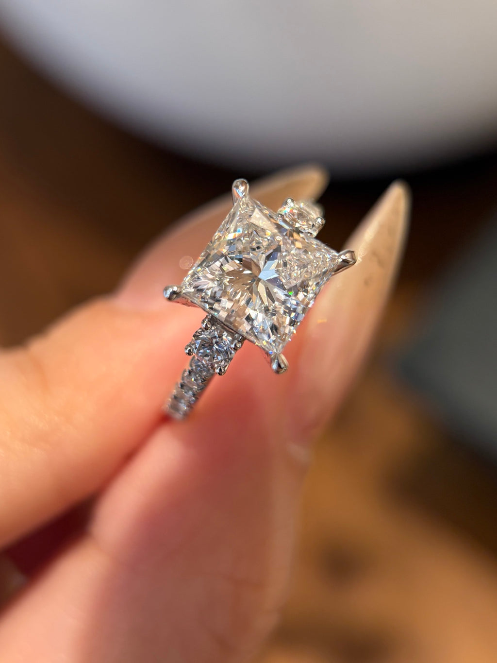 PT950 Lab-Grown Diamond Ring Main Stone D3.04ct Side Stones D0.487ct Total Weight 6.15g