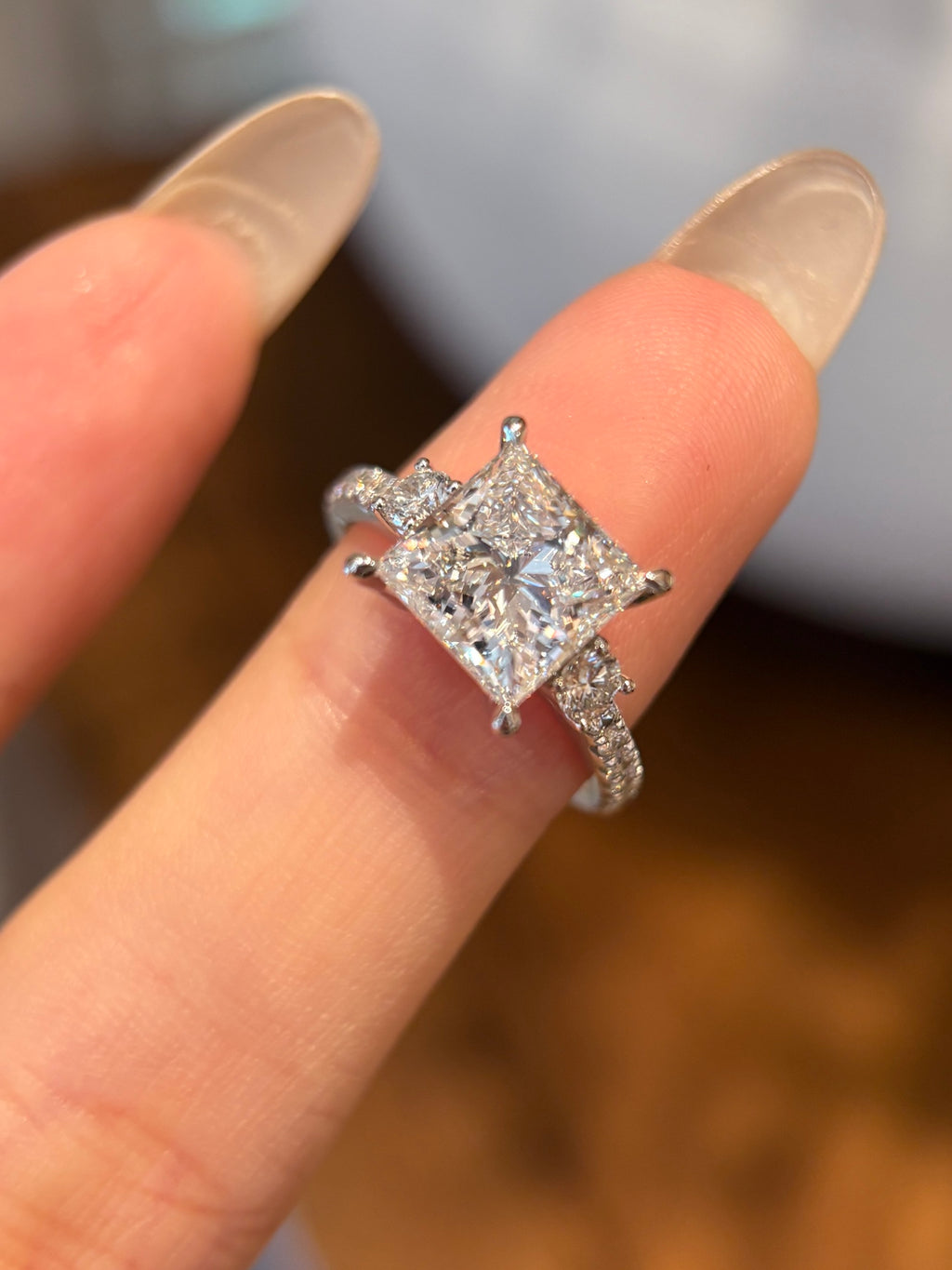 PT950 Lab-Grown Diamond Ring Main Stone D3.04ct Side Stones D0.487ct Total Weight 6.15g