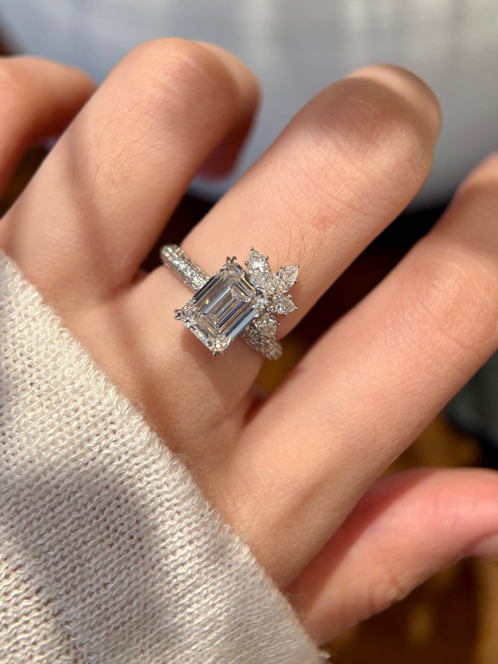 PT950 Lab-Grown Diamond Ring Main Stone D3.09ct Side Stones D1.066ct Total Weight 6.66g