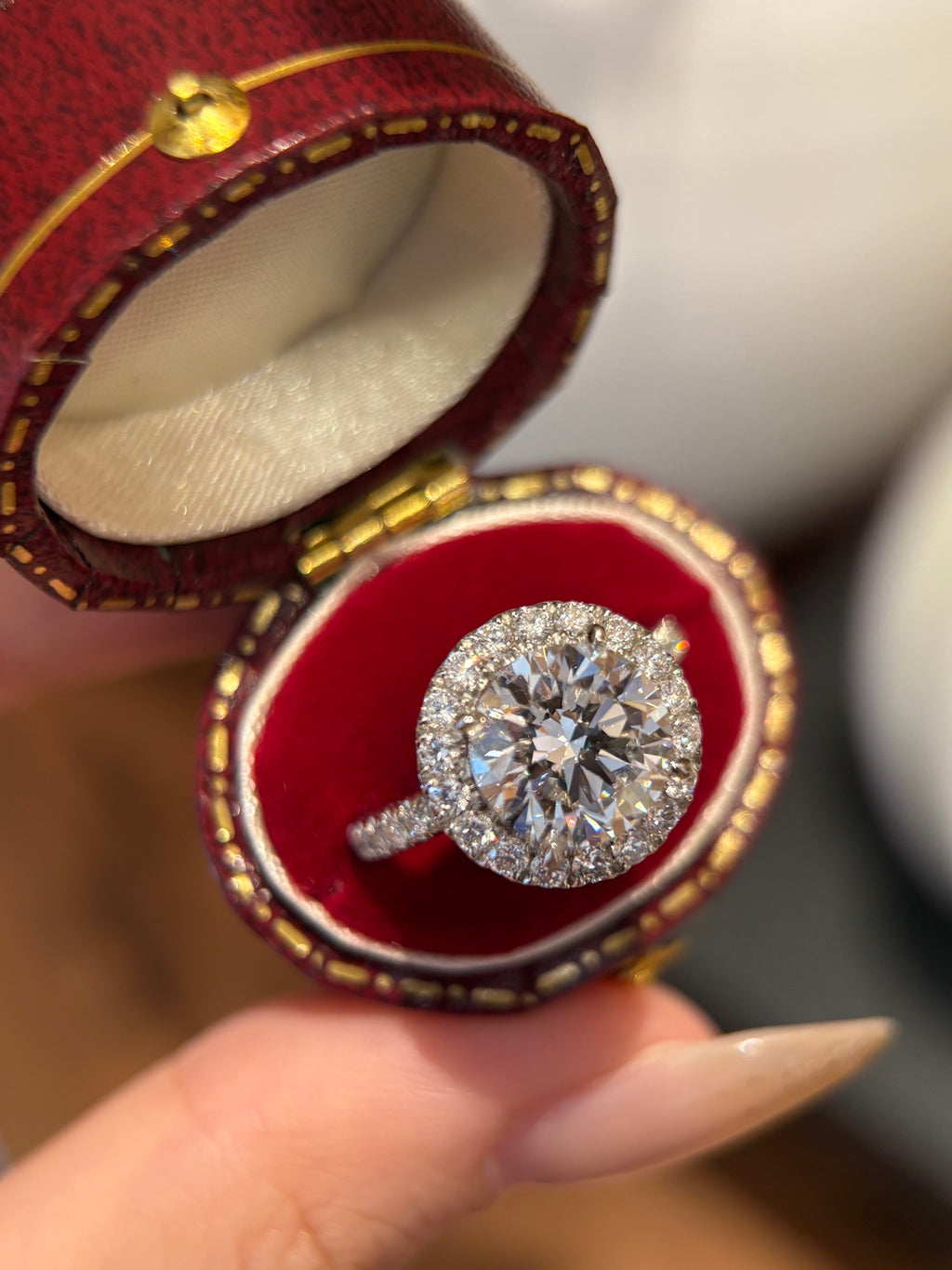 PT950 Lab-Grown Diamond Ring Main Stone D3.01ct Side Stones D0.911ct Total Weight 8.68g