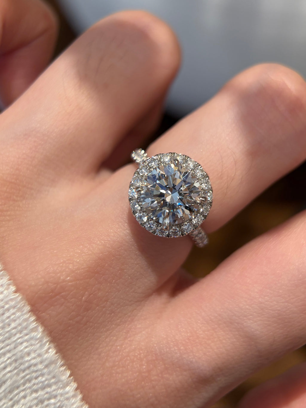 PT950 Lab-Grown Diamond Ring Main Stone D3.01ct Side Stones D0.911ct Total Weight 8.68g